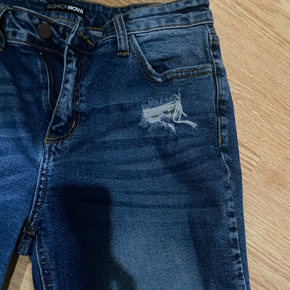 Fashion Nova lightly distressed jeans size 9